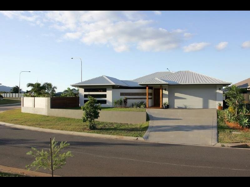 1 Springbrook Avenue, Redlynch QLD 4870