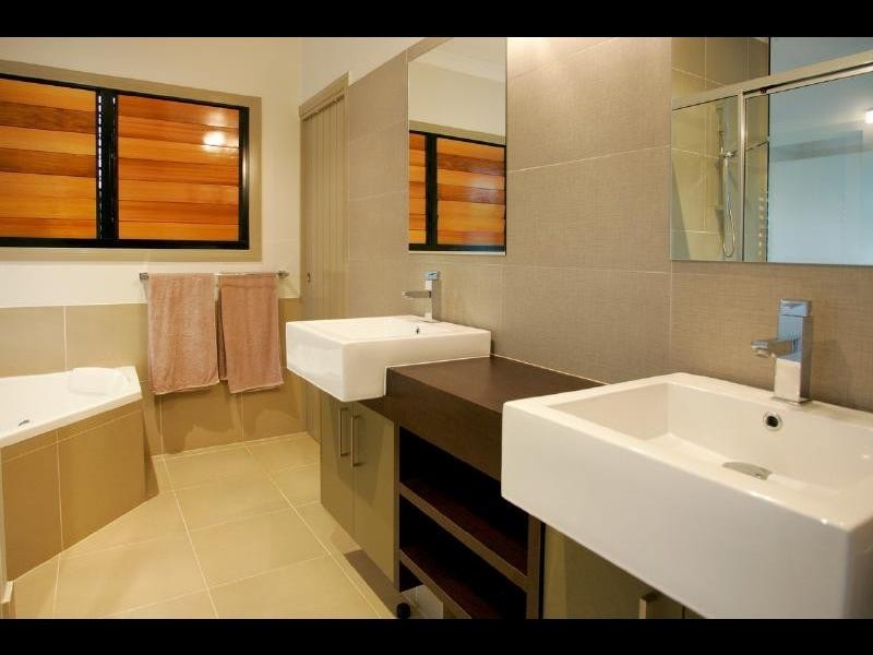 1 Springbrook Avenue, Redlynch QLD 4870