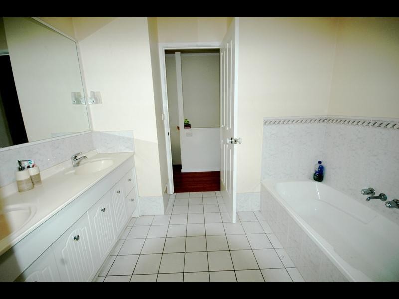 2/10 Grantala Street, Manoora QLD 4870