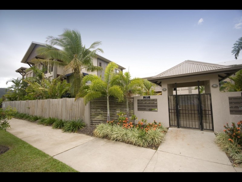 205/2-4 Centenary Close, Manoora QLD 4870