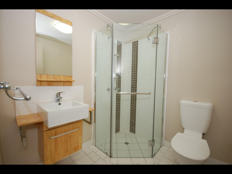 205/2-4 Centenary Close, Manoora QLD 4870