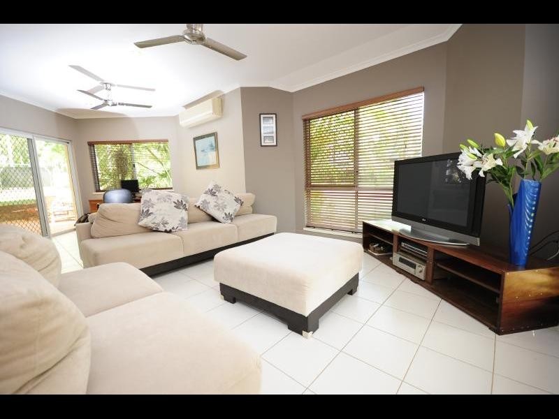 27 Strathmore Close, Mooroobool QLD 4870