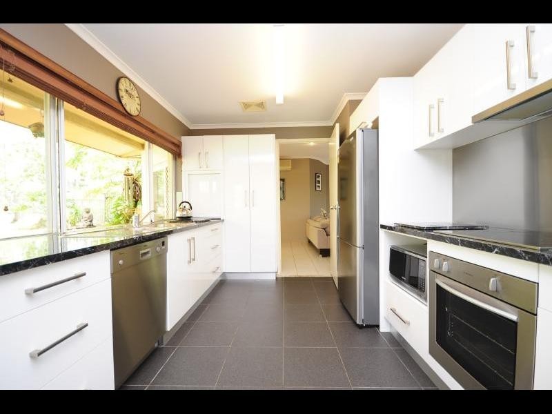 27 Strathmore Close, Mooroobool QLD 4870
