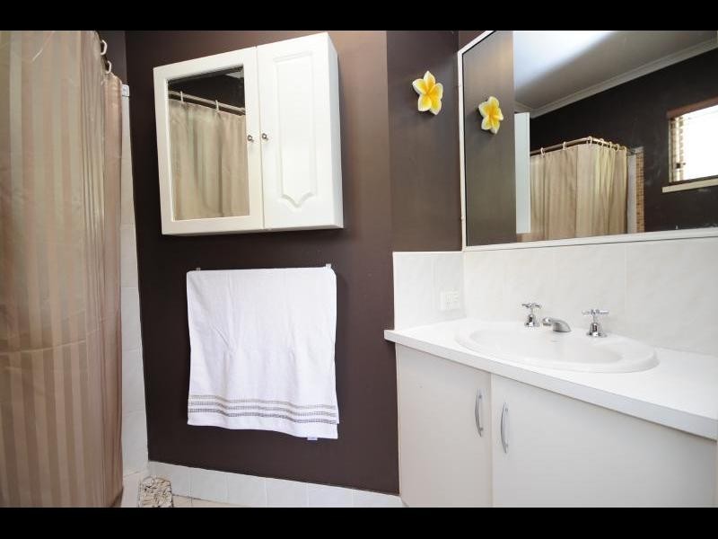 27 Strathmore Close, Mooroobool QLD 4870