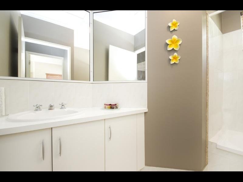 27 Strathmore Close, Mooroobool QLD 4870