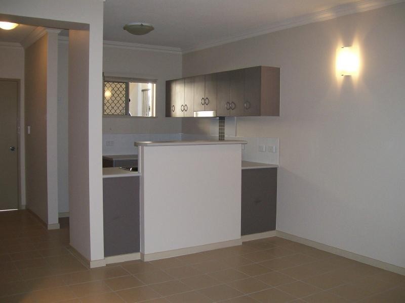 201/2-8 Centenary Close, Manoora QLD 4870