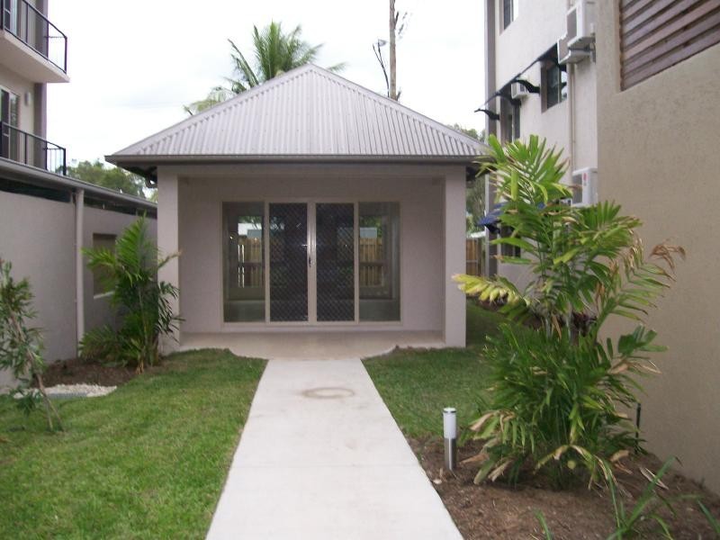 201/2-8 Centenary Close, Manoora QLD 4870