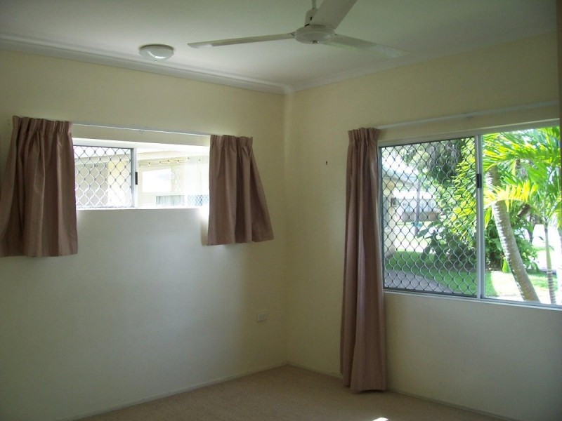 2/9  Deshon Street, Whitfield QLD 4870