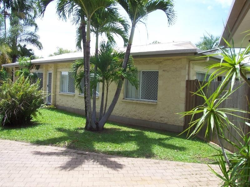 2/9 Deshon Street, Whitfield QLD 4870