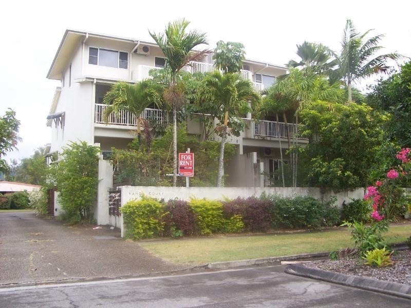 4/297 Lake Street, Cairns North QLD 4870