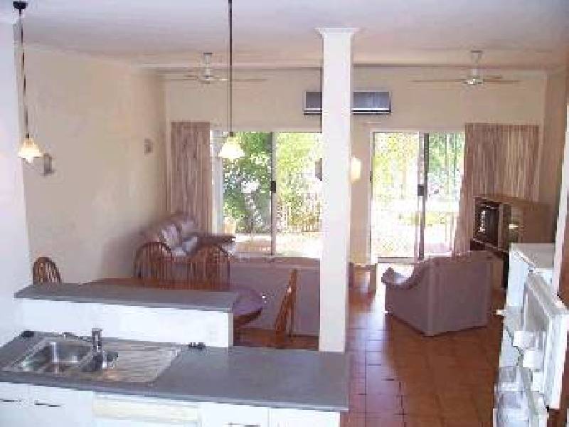 2/297 Lake Street, Cairns North QLD 4870