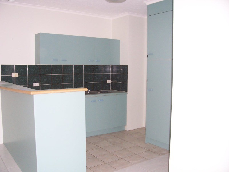 16/327 Lake Street, Cairns North QLD 4870