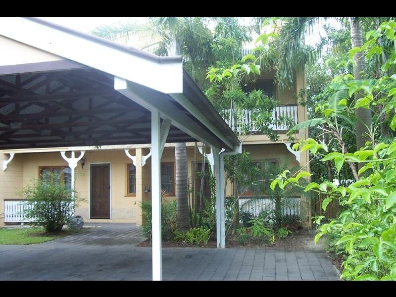 2/404 McCoombe Street, Mooroobool QLD 4870