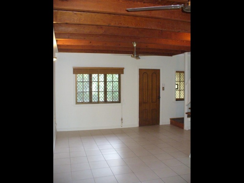 2/404 McCoombe Street, Mooroobool QLD 4870