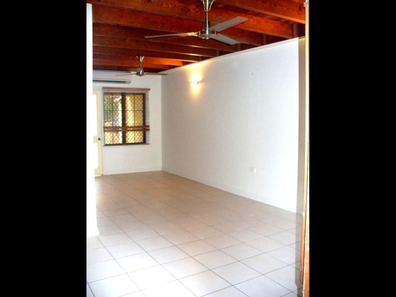 2/404 McCoombe Street, Mooroobool QLD 4870