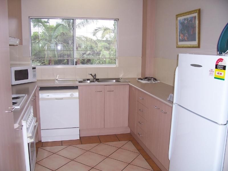 8/303 Lake Street, Cairns North QLD 4870