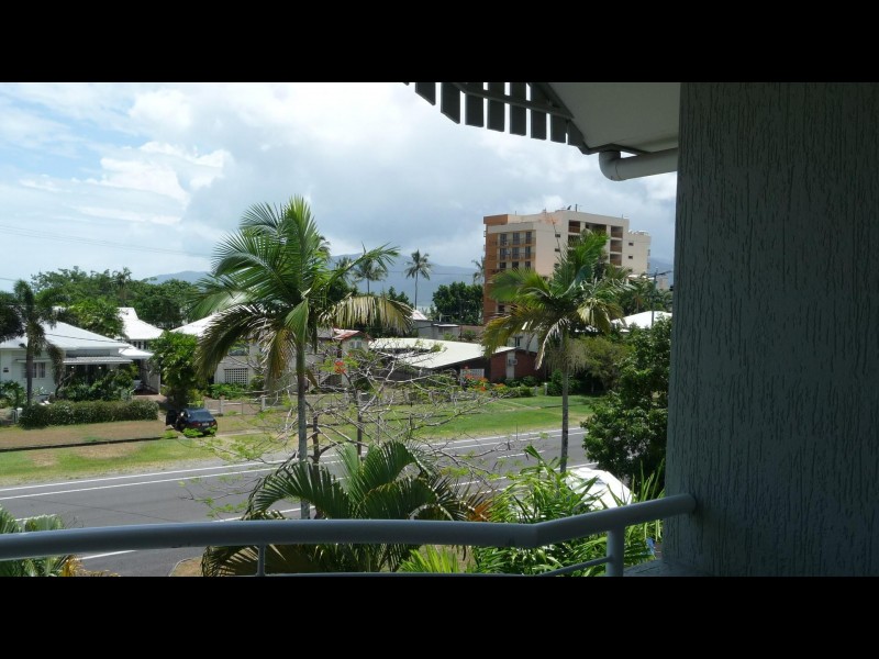 9/303 Lake Street, Cairns North QLD 4870