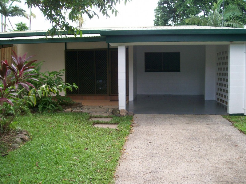 2/253 Pease Street, Edge Hill QLD 4870
