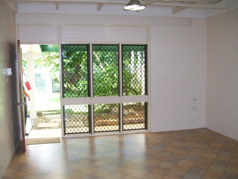 2/253 Pease Street, Edge Hill QLD 4870