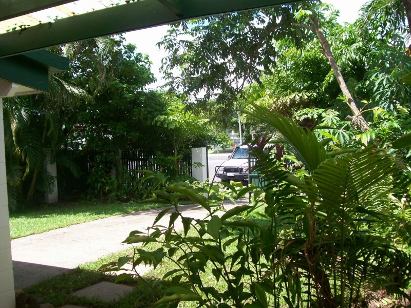 2/253 Pease Street, Edge Hill QLD 4870