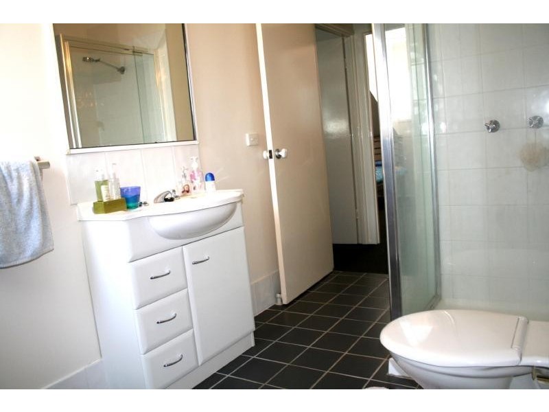 4/464 McCoombe Street, Mooroobool QLD 4870