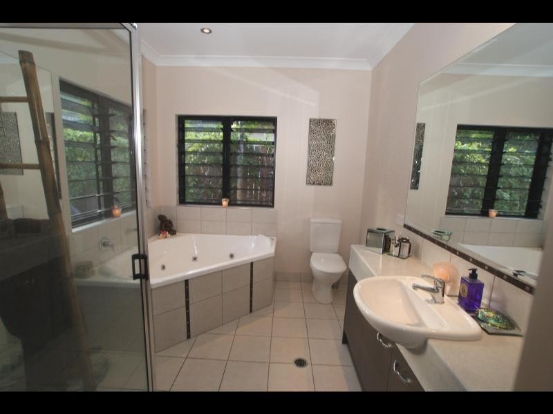 10 Palmetto Street, Palm Cove QLD 4879