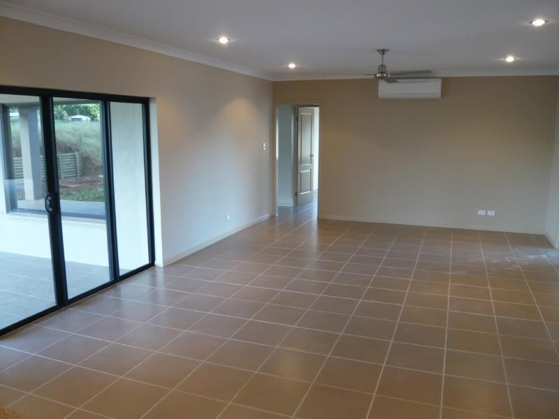 16 Springbrook Avenue, Redlynch QLD 4870