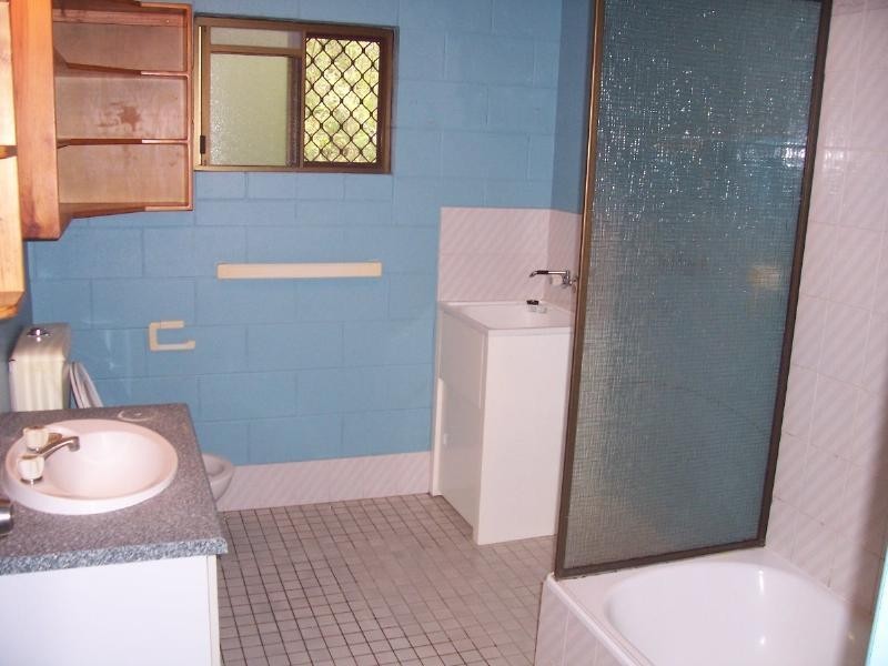 1/2 Hollett Close, Manunda QLD 4870