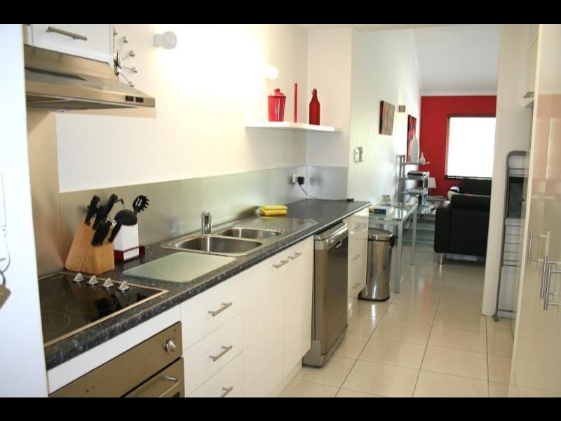 11/239 Lake Street, Cairns City QLD 4870