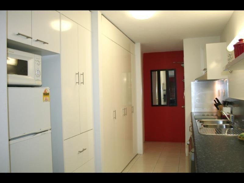 11/239 Lake Street, Cairns City QLD 4870