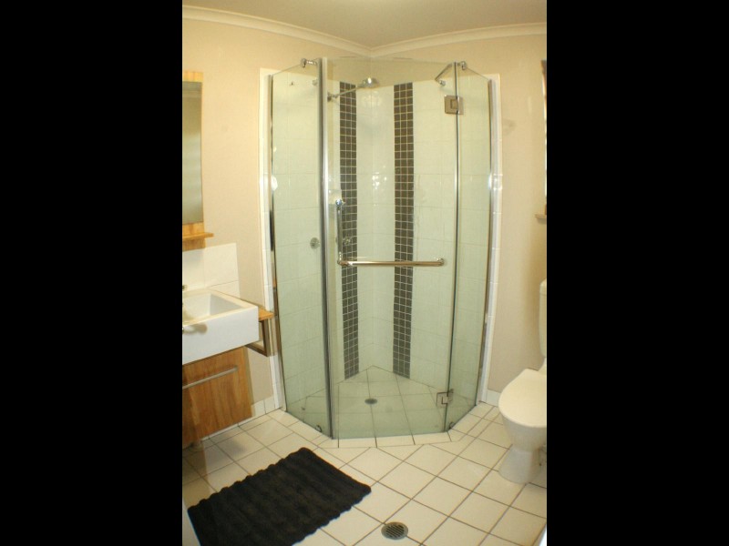 201 2-3 Centenary Close, Manoora QLD 4870