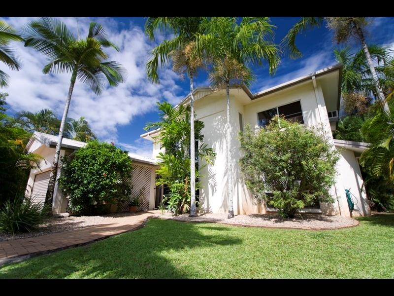 27 Strathmore Court, Mooroobool QLD 4870