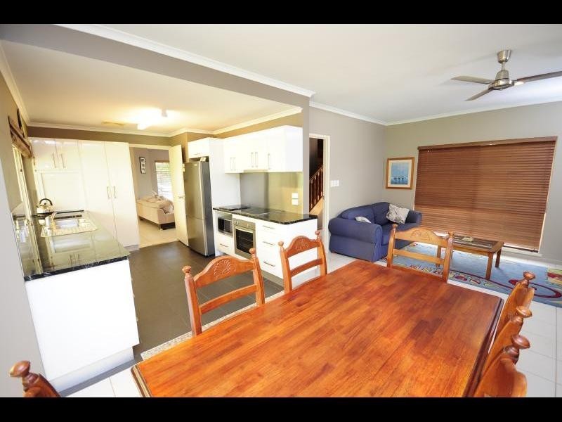27 Strathmore Court, Mooroobool QLD 4870