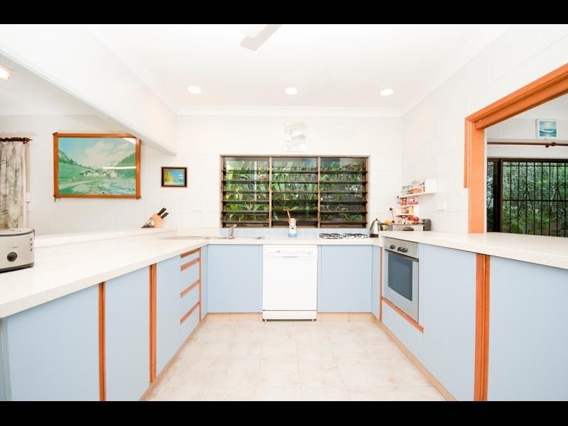 4 Harrison Close, Kanimbla QLD 4870