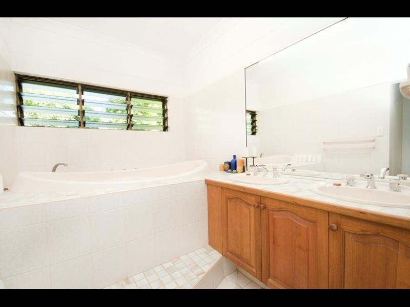 4 Harrison Close, Kanimbla QLD 4870