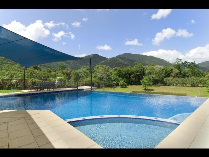 25-27 Crystal Close, Redlynch QLD 4870
