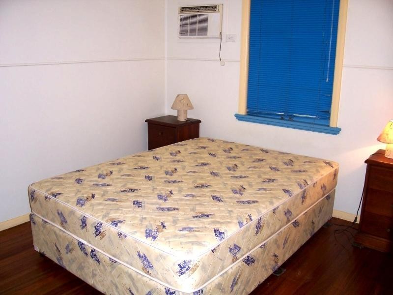 1 & 2,233 Aumuller Street, Westcourt QLD 4870