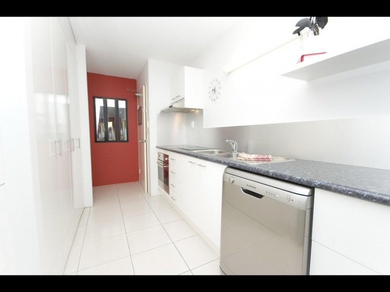 11/239 Lake Street, Cairns North QLD 4870