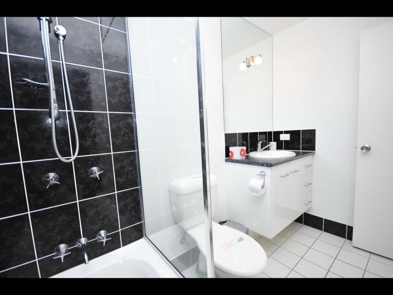 11/239 Lake Street, Cairns North QLD 4870