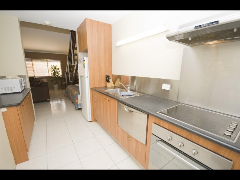 13/239 Lake Street, Cairns North QLD 4870