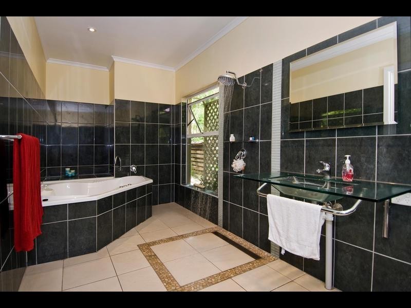 5 Juno Close, Mooroobool QLD 4870