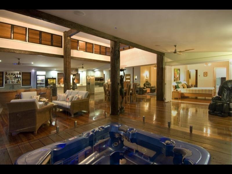 18 Poinsettia St, Holloways Beach QLD 4878