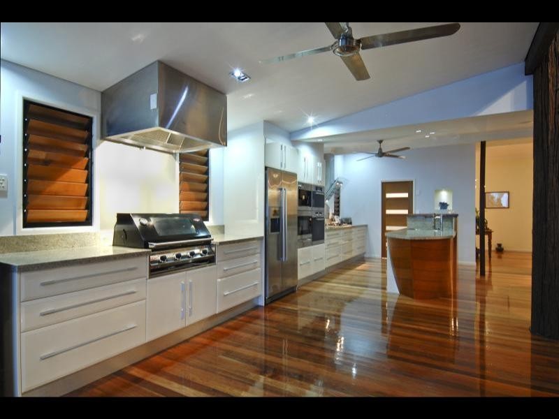 18 Poinsettia St, Holloways Beach QLD 4878