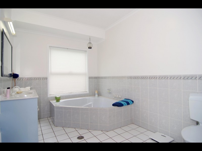 7 Strathmore Court, Mooroobool QLD 4870