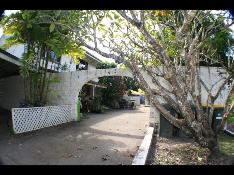 2/4 Crathern Close, Edge Hill QLD 4870