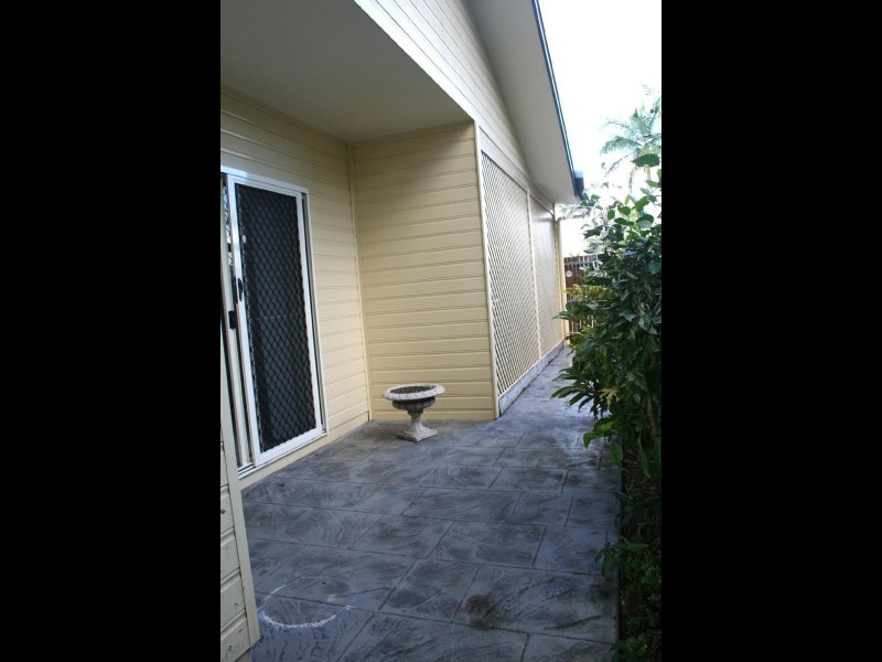 2/27 English Street, Manunda QLD 4870