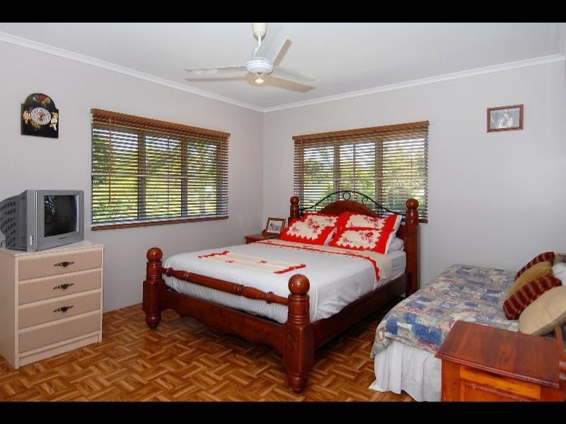 39 Christensen St, Machans Beach QLD 4878