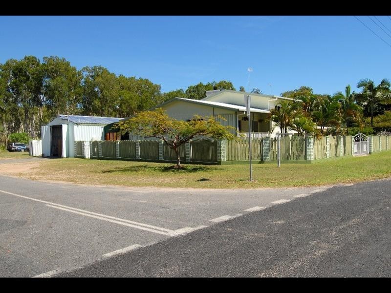 39 Christensen St, Machans Beach QLD 4878