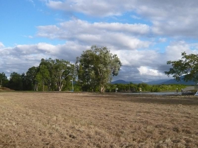 5 Riverside Parade, Trinity Park QLD 4879