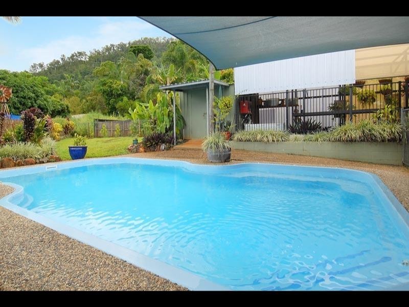 6 Redfern Place, Mooroobool QLD 4870
